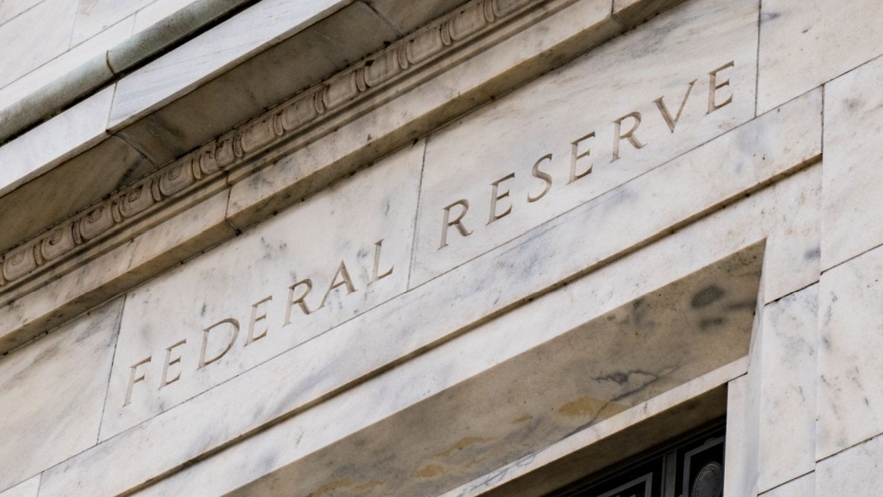 Fed Chair Signals Looser Crypto Oversight as Digital Assets Go Mainstream Fast